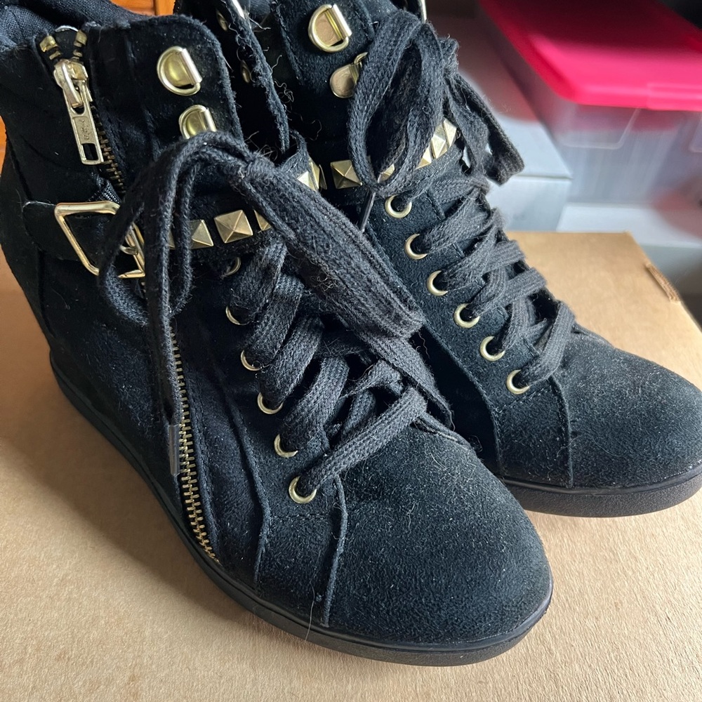 Woman’s size 8 black wedge